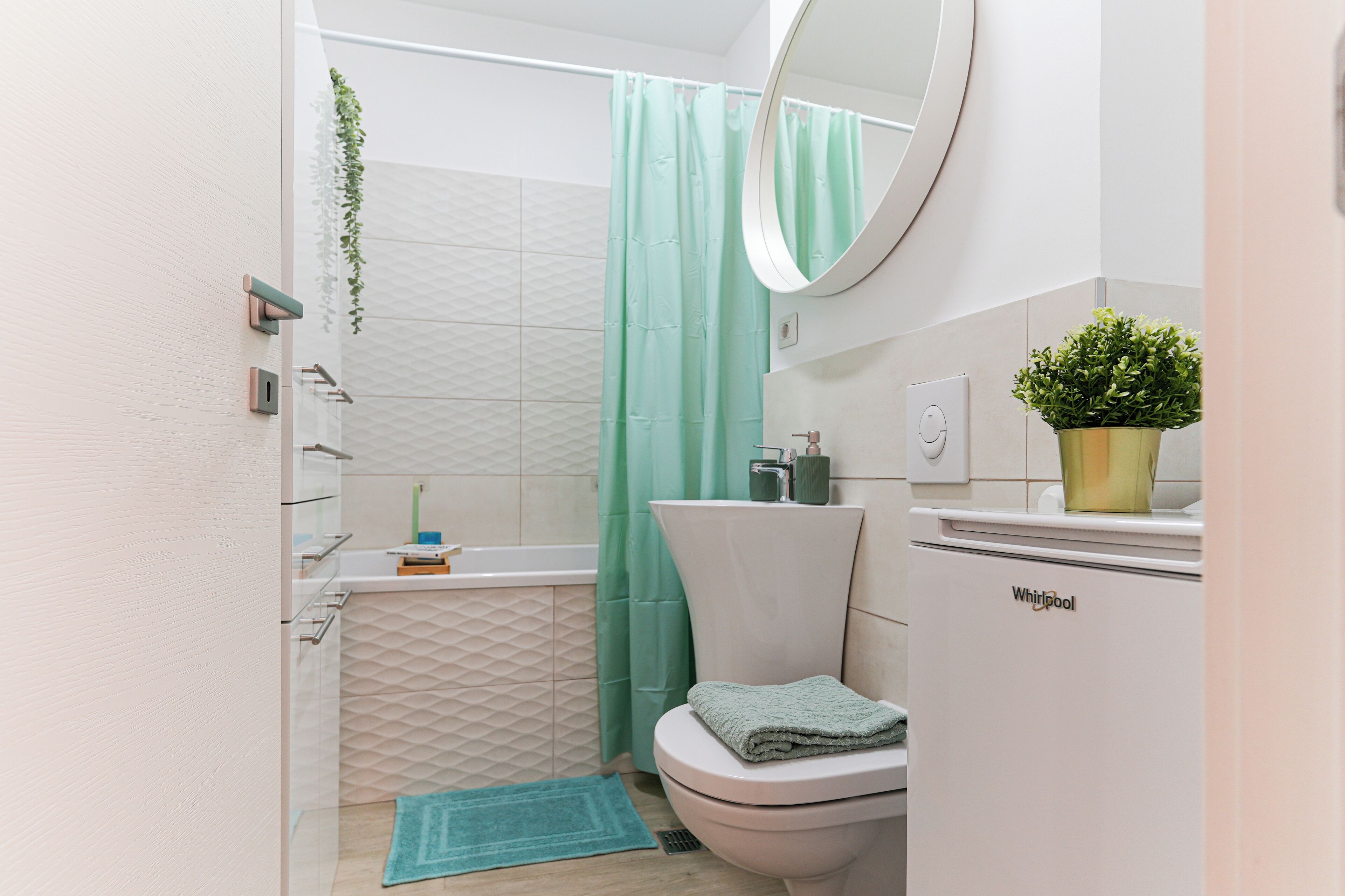 Apartamento premium | Banheiro | Chuveiro/banheira combinados, chuveiro com efeito de chuva
