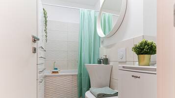 Apartamento premium | Banheiro | Chuveiro/banheira combinados, chuveiro com efeito de chuva