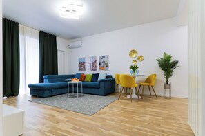 Laptop workspace, blackout drapes, iron/ironing board - Alesia (Bucharest)