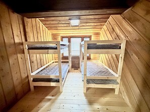 8 bedrooms, iron/ironing board, WiFi, bed sheets