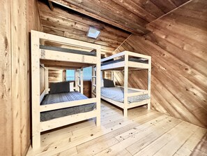 8 bedrooms, iron/ironing board, WiFi, bed sheets