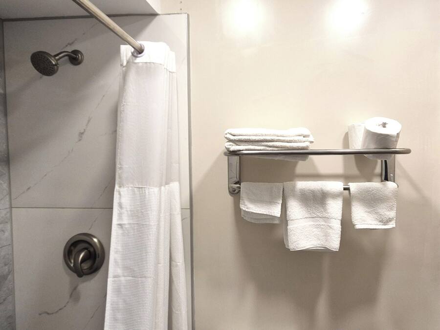 King Bed with Kitchenette | Bathroom