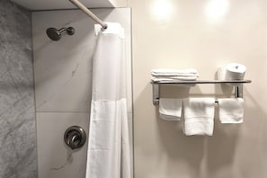 King Bed with Kitchenette | Bathroom | Shower, hydromassage showerhead, free toiletries, towels - Exclusivo Inn by OYO Grand Prairie, TX (Grand Prairie)