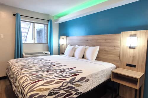 King Bed with Kitchenette | Free WiFi, bed sheets