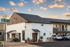 A two-story building with a flat roof, a covered entrance, and a balcony on the upper floor. - Exclusivo Inn by OYO Grand Prairie, TX (Grand Prairie)