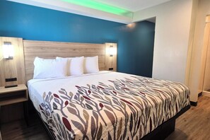 King Bed with Kitchenette | Free WiFi, bed sheets