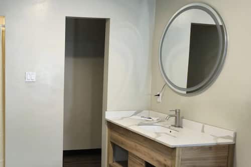 Shower, hydromassage showerhead, free toiletries, towels