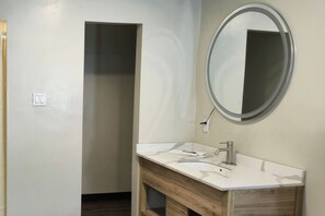 Shower, hydromassage showerhead, free toiletries, towels - Exclusivo Inn by OYO Grand Prairie, TX (Grand Prairie)