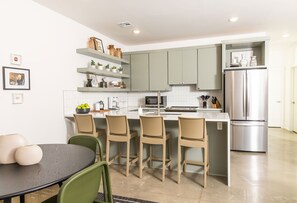 Microondas, horno, parrilla de estufa y lavavajillas 