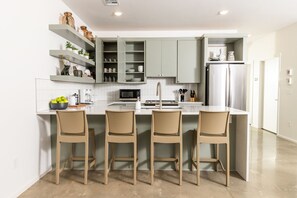 Microondas, horno, parrilla de estufa y lavavajillas 