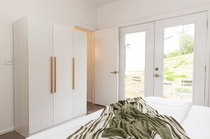 2 habitaciones, tabla de planchar con plancha, wifi y ropa de cama 