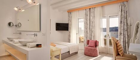 2 bedrooms, in-room safe, iron/ironing board, free WiFi