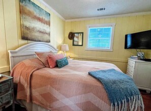 2 bedrooms, iron/ironing board, WiFi, bed sheets - Pet Friendly Gulf Shrimp N Cape behind TradingPost- Beach Access (Port St Joe)