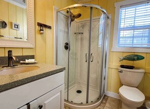 Shower, hair dryer, towels, shampoo - Pet Friendly Gulf Shrimp N Cape behind TradingPost- Beach Access (Port St Joe)
