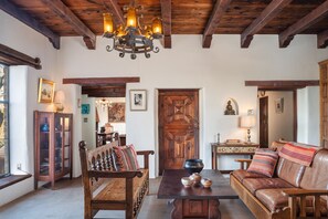 Smart-tv, een open haard, boeken en een muziekbibliotheek