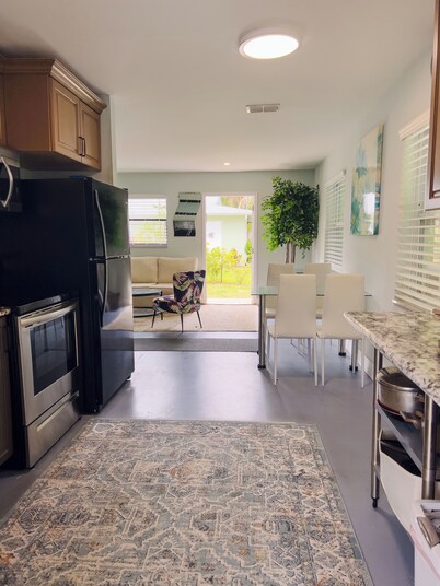 Prime Location in Naples - Walking Distance to 5th Ave & Pet Friendly!