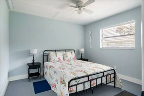 2 Schlafzimmer, Schreibtisch, Bügeleisen/Bügelbrett, Reisekinderbett