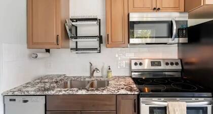 Prime Location in Naples - Walking Distance to 5th Ave & Pet Friendly!