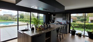 Réfrigérateur, four à micro-ondes, un four, surface de cuisson