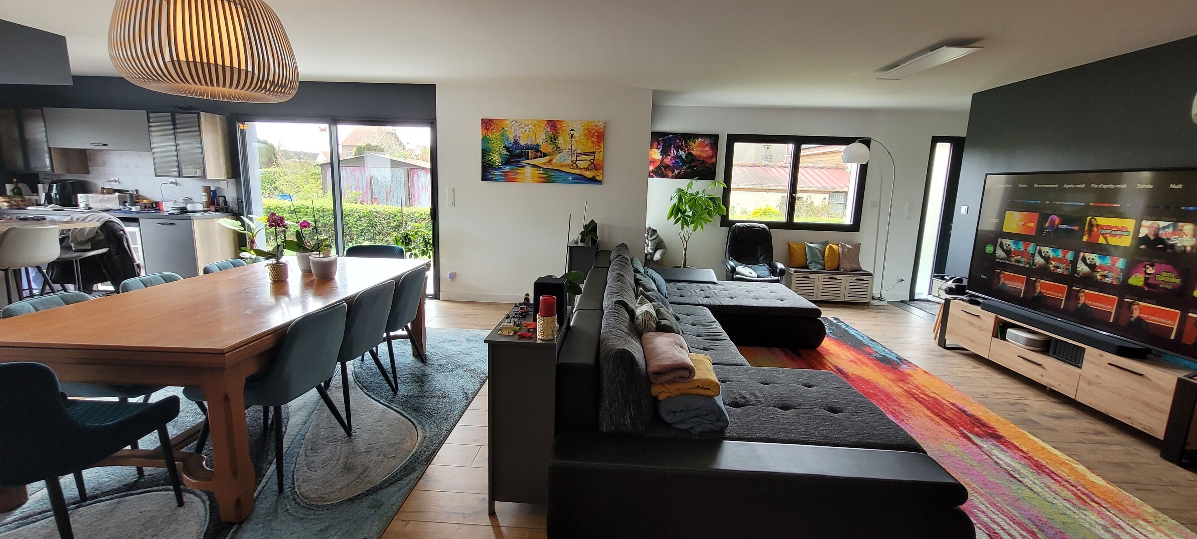 TV connectée, baby-foot, livres, chaîne hi-fi