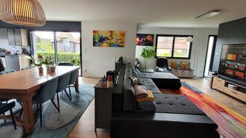Smart-tv, tafelvoetbal, boeken en een stereo