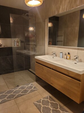 Dusche, kostenlose Toilettenartikel, Haartrockner, Bademäntel