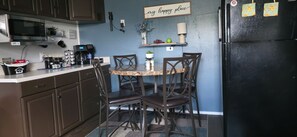 Una cocina con microondas, cafetera y un letrero que dice 'mi lugar feliz'.