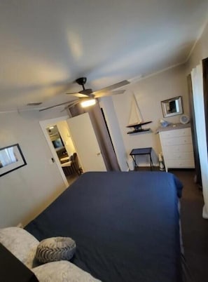 3 chambres, bureau, fer et planche à repasser, accès au Wi-Fi (inclus)