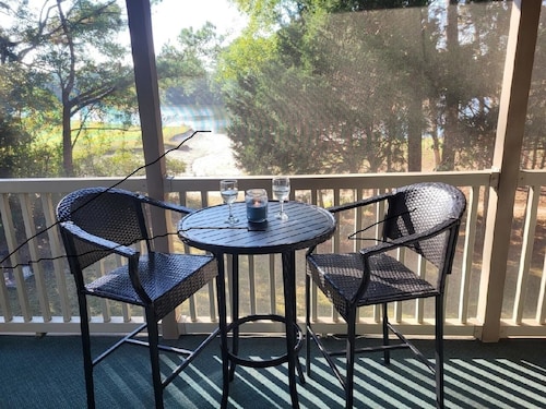 Pawley's Paradise close to Golf, Swimming, Beach, Shopping, and Restaurants. 