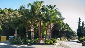 A road sign with palm trees and a clear sky. - Malagasuite Villa Moriana (Mijas Pueblo)