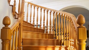 A wooden staircase with a curved design and a handrail. - Malagasuite Villa Moriana (Mijas Pueblo)