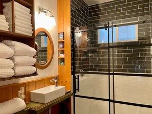 Douche, sèche-cheveux, serviettes fournies, savon