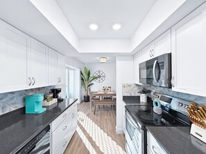 Refrigerador, microondas, horno y parrilla de estufa 