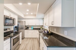 Kylskåp, mikrovågsugn, ugn och spishäll