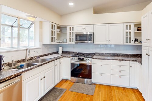 Private, updated home with mountain views, EV charger, smart TVs & dog friendly