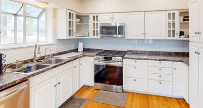 Private, updated home with mountain views, EV charger, smart TVs & dog friendly