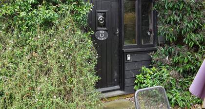 UK46716 - The Stable