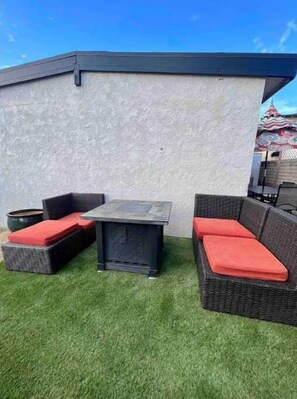Outdoor dining - Modern, Comfortable 3bd w/ Backyard Space & Grill (Torrance)