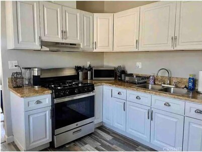 Modern, Comfortable 3bd w/ Backyard Space & Grill
