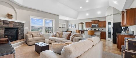 Een smart-tv en een open haard