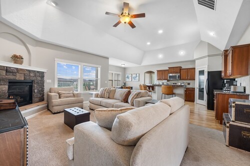 Clean and Comfortable Centrally Located 5br/3Bath home in Meridian, ID. 