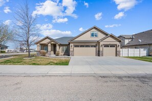 Exterior - Clean and Comfortable Centrally Located 5br/3Bath home in Meridian, ID. (Meridian)