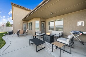 Outdoor dining - Clean and Comfortable Centrally Located 5br/3Bath home in Meridian, ID. (Meridian)