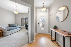 Interior - Clean and Comfortable Centrally Located 5br/3Bath home in Meridian, ID. (Meridian)