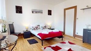 2 camere, una scrivania, Wi-Fi gratuito, lenzuola