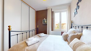 2 bedrooms, soundproofing, iron/ironing board, free WiFi