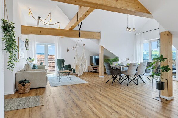 Smart TV - WIESEN.glück - Allgäuer Bergidyll 
Charmante Dachwohnung mit Bergblick (Altusried)