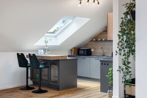 Fridge, microwave, oven, stovetop - WIESEN.glück - Allgäuer Bergidyll 
Charmante Dachwohnung mit Bergblick (Altusried)