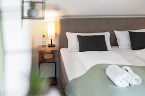 2 habitaciones, escritorio y tabla de planchar con plancha
