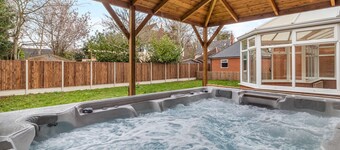 6 bedroom accommodation in Ipswich